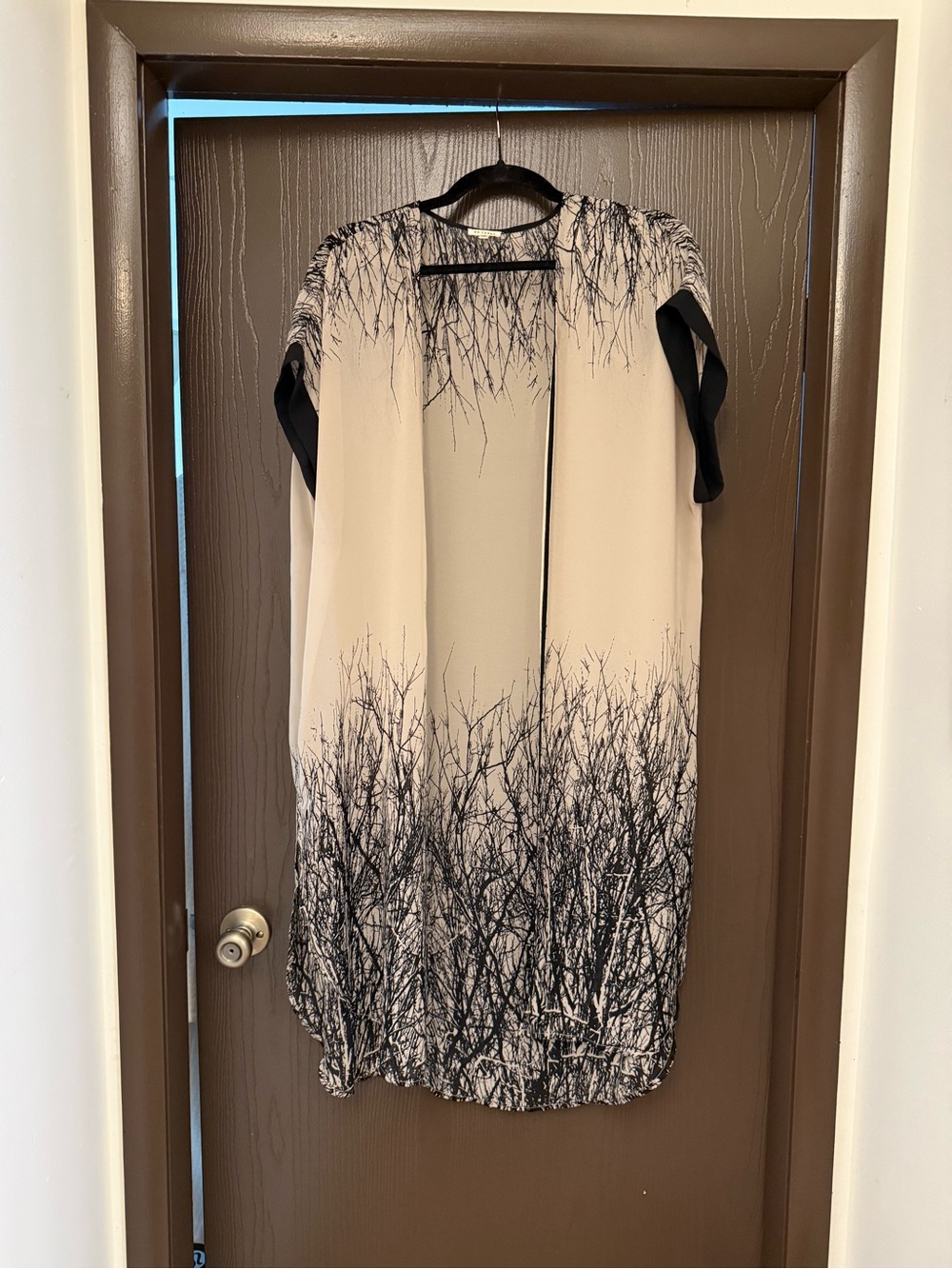 En Creme Beige and Black Botanical-Print Midi Kimono